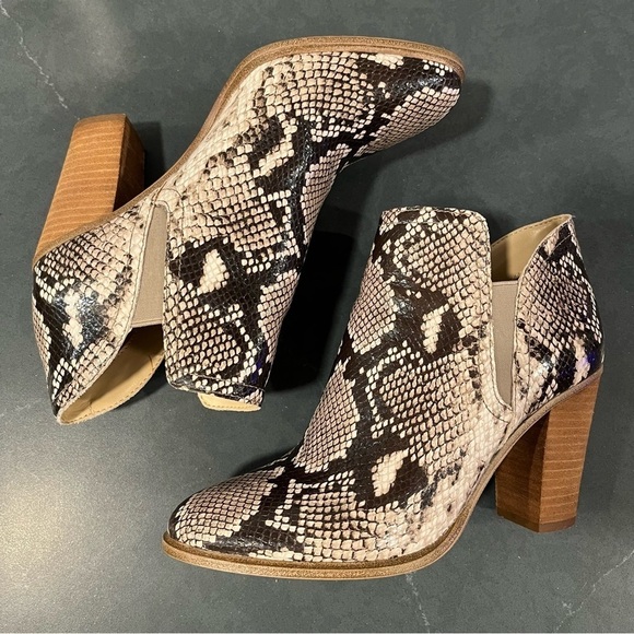 Vince Camuto sz 8 Famhida snakeprint ankle booties - Picture 6 of 14